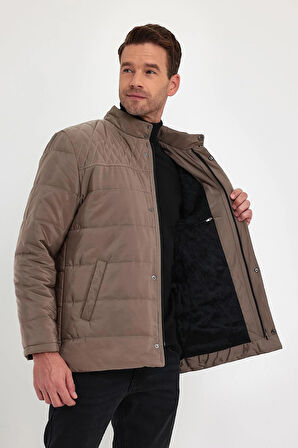 Erkek Krem Standart Fit Normal Kesim İçi Kürklü Dik Yaka Çıtçıt Detaylı Fermuarlı Kışlık Mont