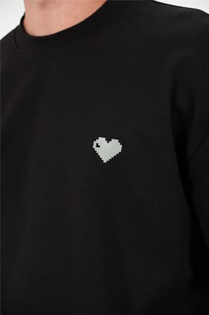 Bisiklet Yaka Göğsü Piksel Kalp Baskılı Erkek T-shirt
