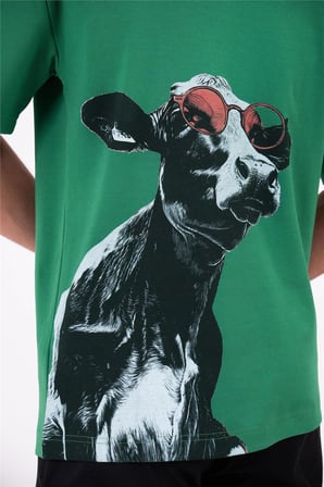 Bisiklet Yaka Arka Bedeni İnek Baskılı Erkek T-shirt