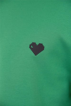 Bisiklet Yaka Göğsü Piksel Kalp Baskılı Erkek T-shirt