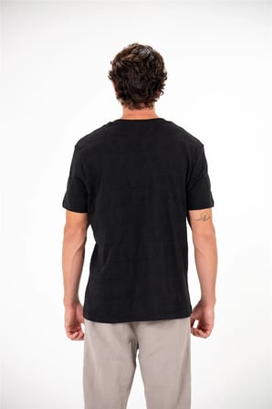 Bisiklet Yaka Sol Göğsü Arma Detaylı Jakarlı Erkek T-shirt