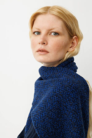 Kadın Kenarı Tığlamalı Püsküllü Yün Kaşkol P.Mavi