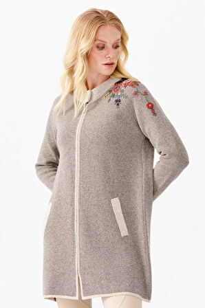 Kadın Dik Yaka Omuzu Nakış İşlemeli Uzun Hırka V.Bej