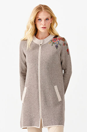 Kadın Dik Yaka Omuzu Nakış İşlemeli Uzun Hırka V.Bej