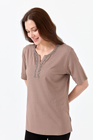 Kadın Yakası Patlı Boncuk İşlemeli Penye T-shirt Vizon