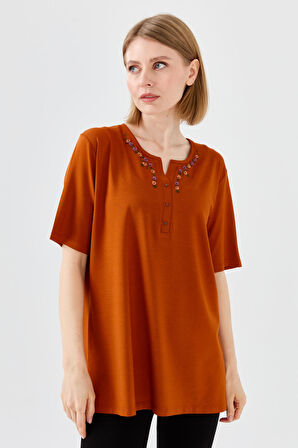 Kadın Yakası Papatya İşlemeli Penye T-shirt Taba