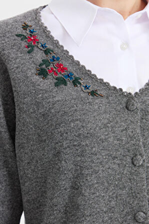 Kadın V Yaka Kenarı Dantel İşlemeli Yün Hırka Füme