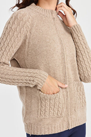 Kadın Dik Yaka Cebi ve Kolu Saç Örgü Yün Hırka K.Bej