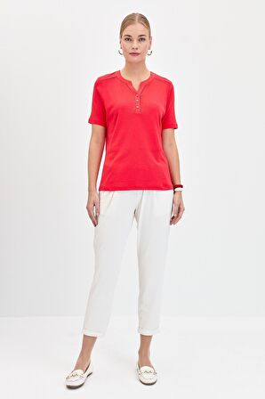 Kadın Omzu ve Yaka Kenarı İşlemeli Pamuklu Tshirt Kırmızı