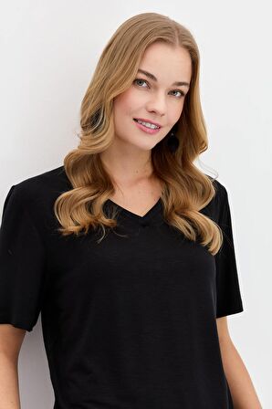 Kadın V Yaka Flamlı Kumaş Basic Tshirt Siyah