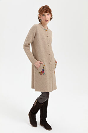 Kadın Dik Yaka Cebi İşlemeli Uzun Yün Kaban K.Bej