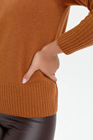 Kadın Sıfır Yaka Dikişsiz Eteği ve Kolu Uzun Lastik Yün Kazak Tarçın