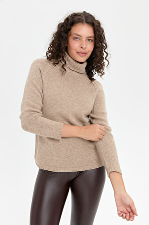 Kadın Tam Balıkçı Yaka Omuzu Saç Örgülü Yün Kazak K.Bej