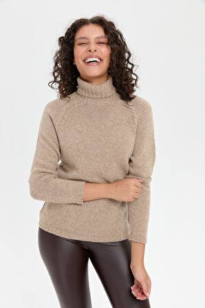 Kadın Tam Balıkçı Yaka Omuzu Saç Örgülü Yün Kazak K.Bej