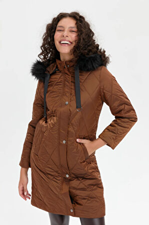 Kadın Kapüşonu Kürklü Baklava Desenli Kapitone Kaban Kahve