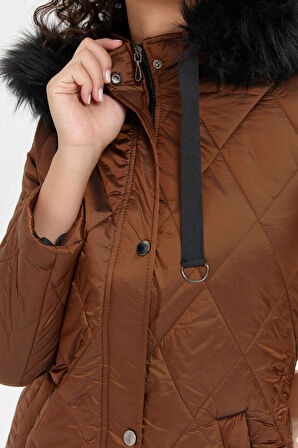 Kadın Kapüşonu Kürklü Baklava Desenli Kapitone Kaban Kahve