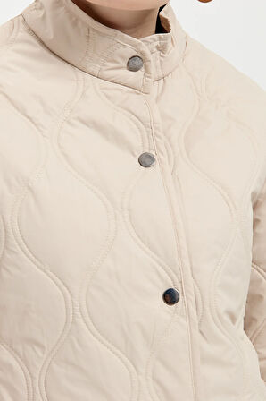 Kadın Önü Çıtçıtlı Soğan Desenli Kısa Kapitone Ceket Bej