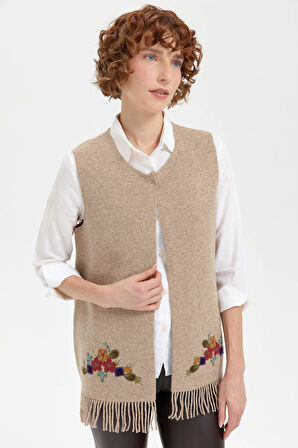 Kadın Sıfır Yaka Eteği İşlemeli Yün Yelek K.Bej