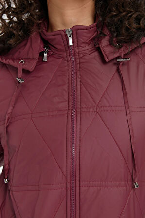 Kadın Kapüşonlu Üçgen Desenli Kısa Kapitone Mont Bordo