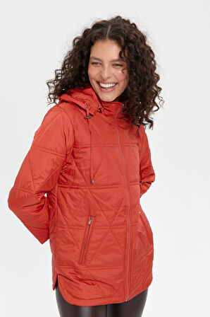 Kadın Kapüşonlu Üçgen Desenli Kısa Kapitone Mont Kiremit