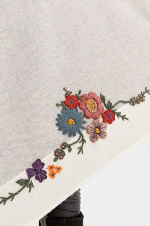 Kadın Kenarları Nakış İşlemeli Büyük Yün Şal Kemik