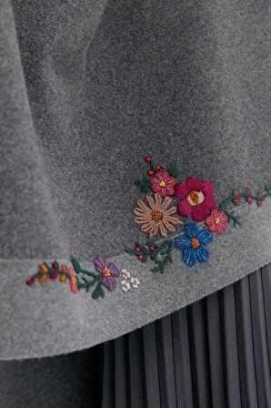 Kadın İki Kenarı Çiçek İşlemeli Yün Şal Füme