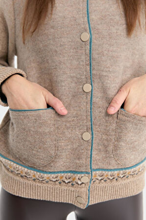 Kadın Sıfır Yaka Eteği ve Kol Ucu Desenli Yün Ceket K.Bej