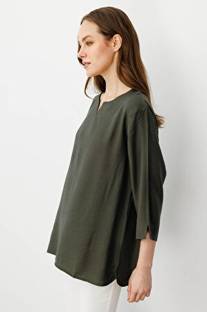 Kadın Yakası Kolu ve Eteği Yırtmaçlı Bluz Haki