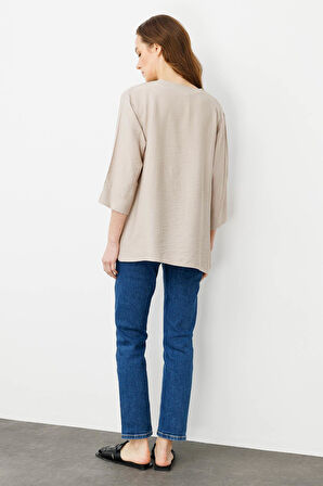 Kadın Yakası Kolu ve Eteği Yırtmaçlı Bluz Bej