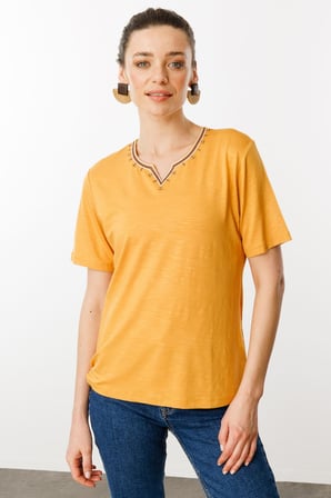 Kadın Yakası Yırtmaçlı ve İşlemeli T-shirt Hardal