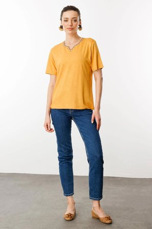 Kadın Yakası Yırtmaçlı ve İşlemeli T-shirt Hardal