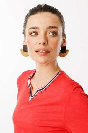 Kadın Yakası Yırtmaçlı ve İşlemeli T-shirt Mercan