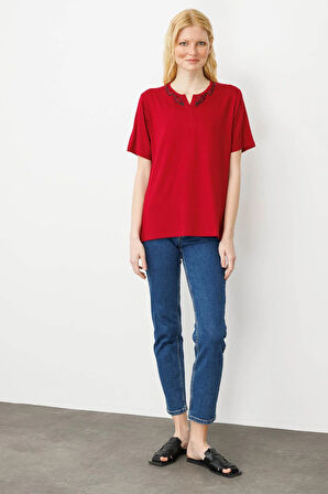 Kadın Açma Yaka Dantel Çiçek İşlemeli Penye T-Shirt Bordo