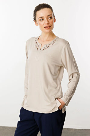 Kadın Açma Yaka Dantel Çiçek İşlemeli Penye Bluz Bej