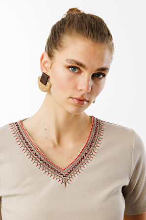 Kadın V Yaka Yakası Nakış İşlemeli Pamuklu T-Shirt Bej