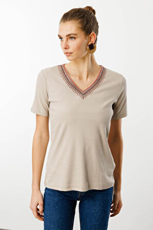 Kadın V Yaka Yakası Nakış İşlemeli Pamuklu T-Shirt Bej