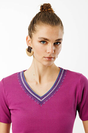 Kadın V Yaka Yakası Nakış İşlemeli Pamuklu T-Shirt Fuşya