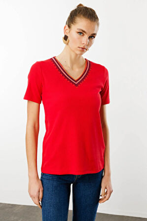 Kadın V Yaka Yakası Nakış İşlemeli Pamuklu T-Shirt Kırmızı