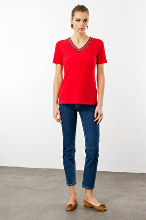 Kadın V Yaka Yakası Nakış İşlemeli Pamuklu T-Shirt Kırmızı