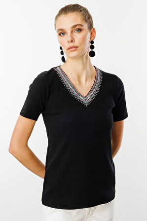 Kadın V Yaka Yakası Nakış İşlemeli Pamuklu T-Shirt Siyah