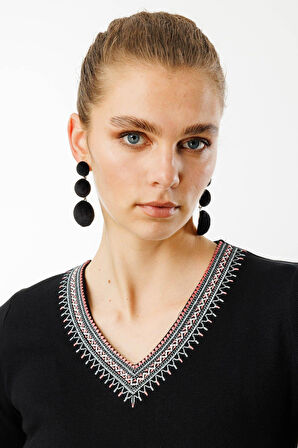 Kadın V Yaka Yakası Nakış İşlemeli Pamuklu T-Shirt Siyah