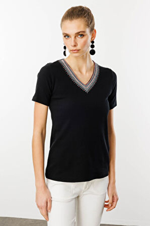 Kadın V Yaka Yakası Nakış İşlemeli Pamuklu T-Shirt Siyah