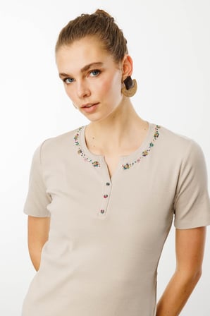Kadın Açma Yaka Boncuk İşlemeli T-Shirt Bej