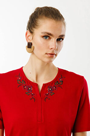 Kadın Açma Yaka Nakış İşlemeli Penye T-shirt Kırmızı