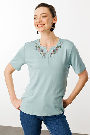 Kadın Açma Yaka Nakış İşlemeli Penye T-shirt Mint