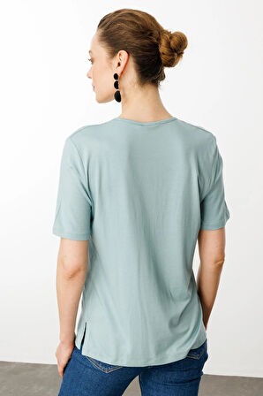 Kadın Açma Yaka Nakış İşlemeli Penye T-shirt Mint
