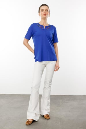 Kadın Açma Yaka Nakış İşlemeli Penye T-shirt Saks