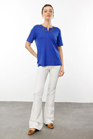 Kadın Açma Yaka Nakış İşlemeli Penye T-shirt Saks