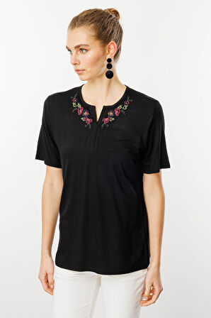 Kadın Açma Yaka Nakış İşlemeli Penye T-shirt Siyah