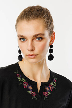 Kadın Açma Yaka Nakış İşlemeli Penye T-shirt Siyah